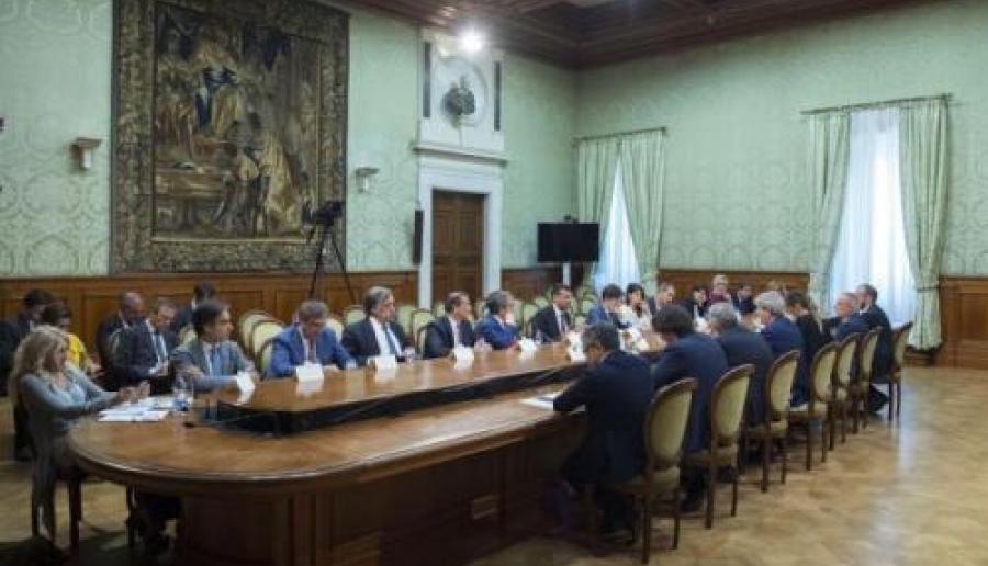 Il tavolo dell'incontro (Foto della Presidenza del Consiglio dei Ministri) Il tavolo dell'incontro (Foto della Presidenza del Consiglio dei Ministri)